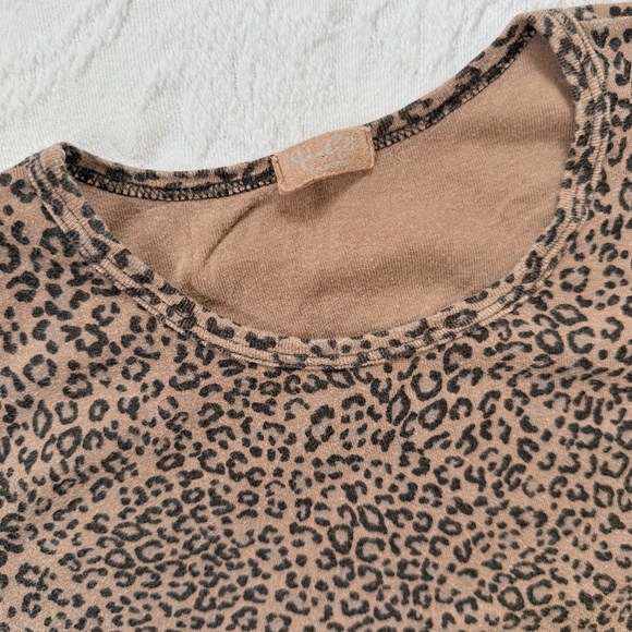 Brandy Melville Leopard Crop Tee - Picture 4 of 4